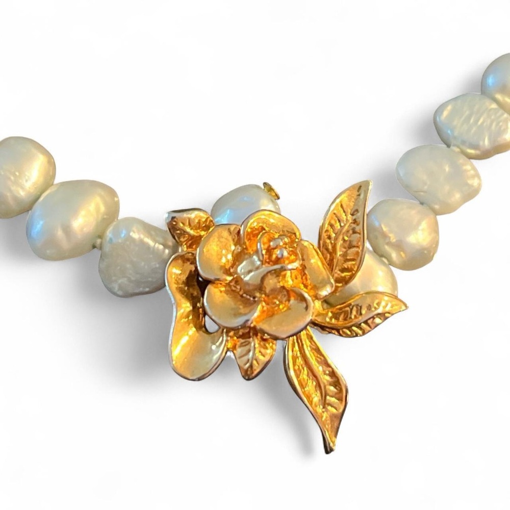 Pearl rose necklace